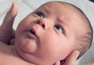 Непроизвольная физиологическая реакция у грудничка