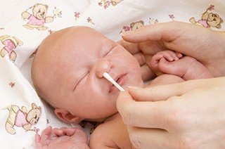 Как правильно почистить носовые ходы младенцу?