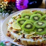Легкий торт с освежающим йогуртовым кремом и сочными киви.