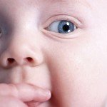 Что делать, если ребенок сосет палец?