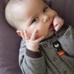Почему грудничок сосет кулачки? Ответы для молодых родителей