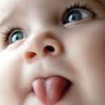 Грудничок показывает язык. Является ли это проблемой?
